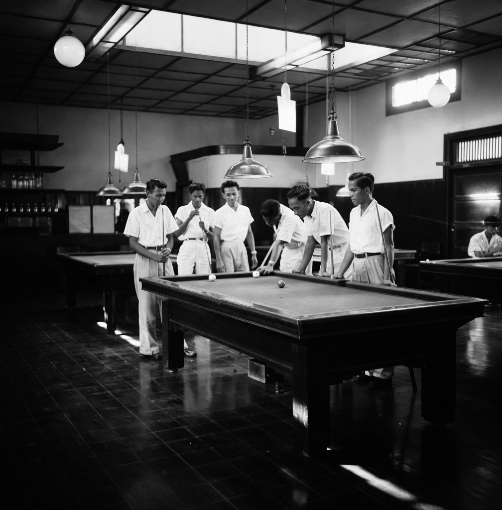 Meja billiard di belakang kompleks Elita