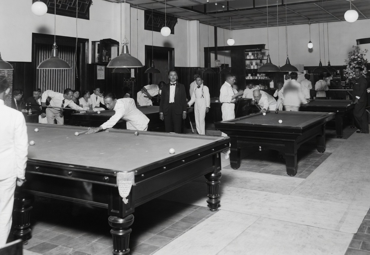 Kawan-kawan keluarga main billiard sore