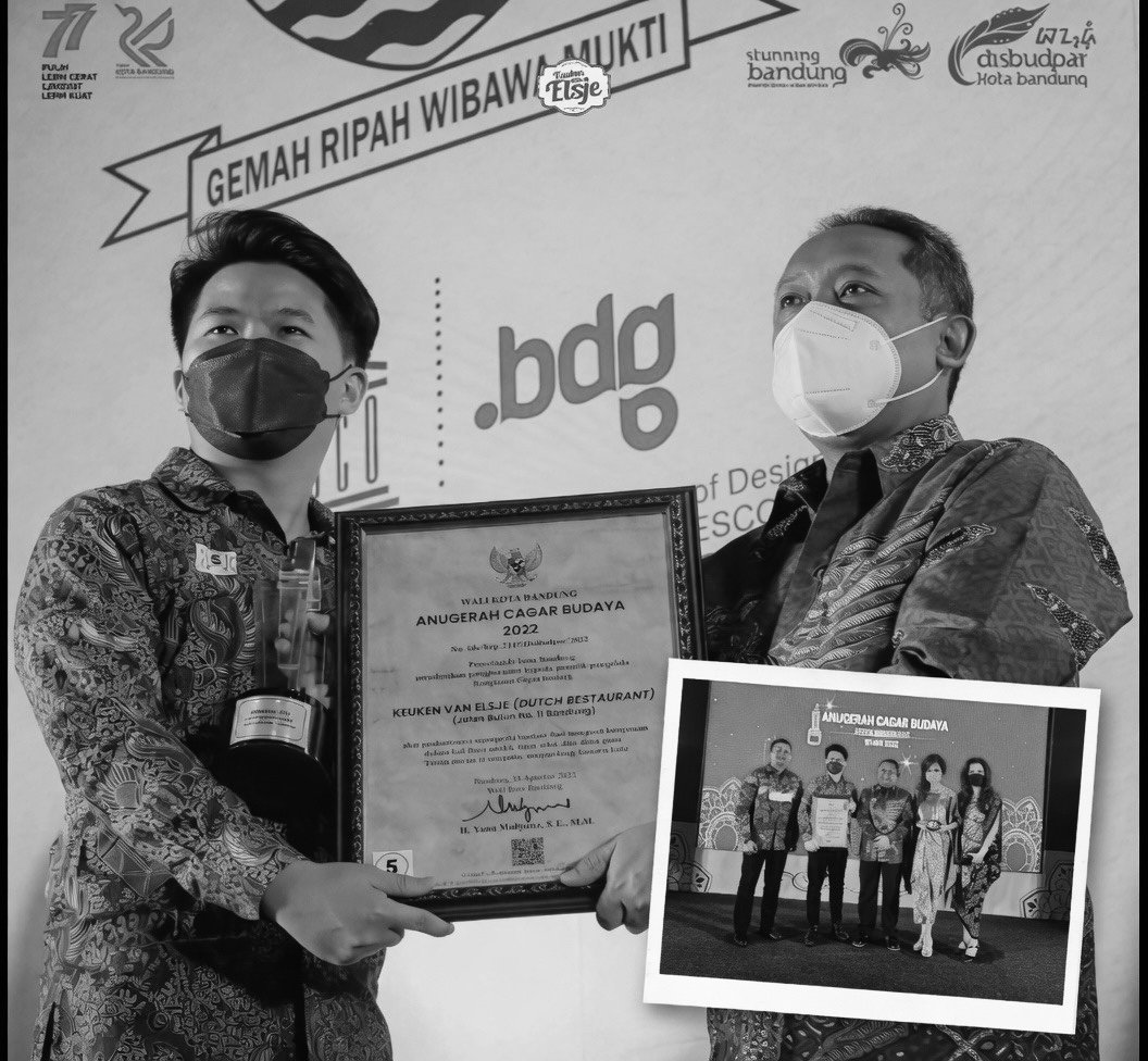 Kevin menerima penetapan Cagar Budaya dari Walikota Bandung, 2022