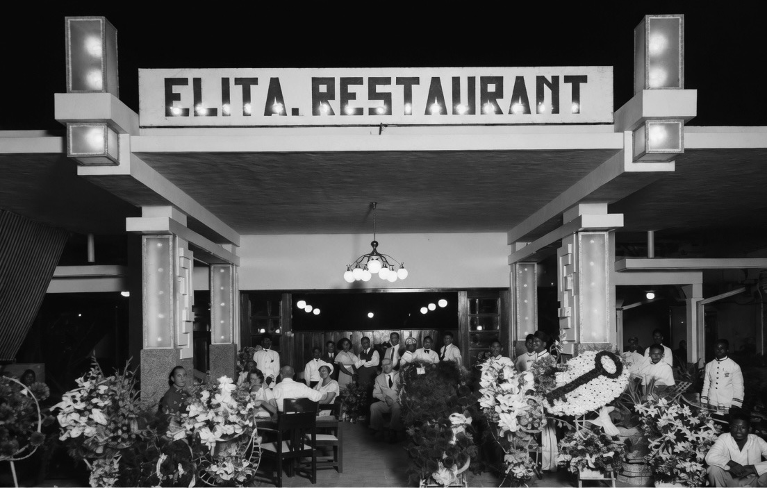 Elita Restaurant &mdash; marquee menyala di malam hari, Alun-Alun Timur No. 1, Bandung 1920