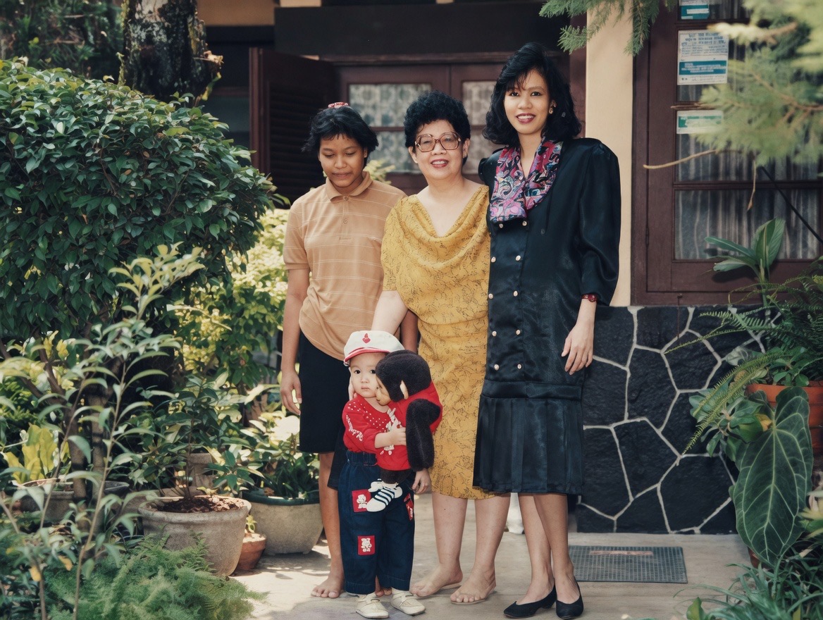 Esther di dapur yang sama tempat ia dibesarkan