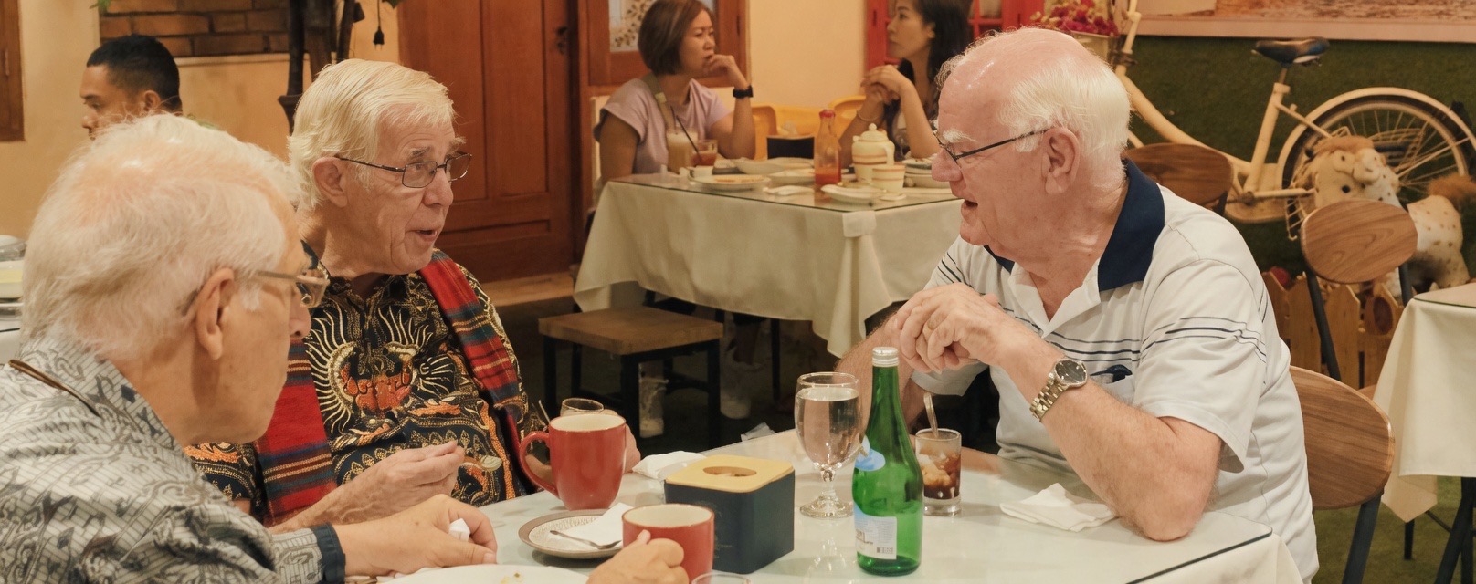 Meja yang menunggu tamu &mdash; Jl. Buton No. 11