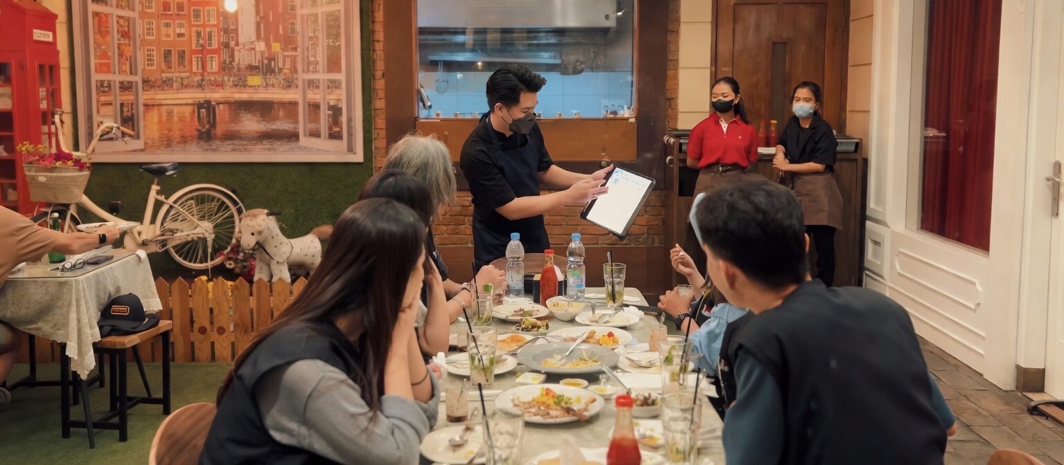 Sudut ruang makan dengan cahaya sore