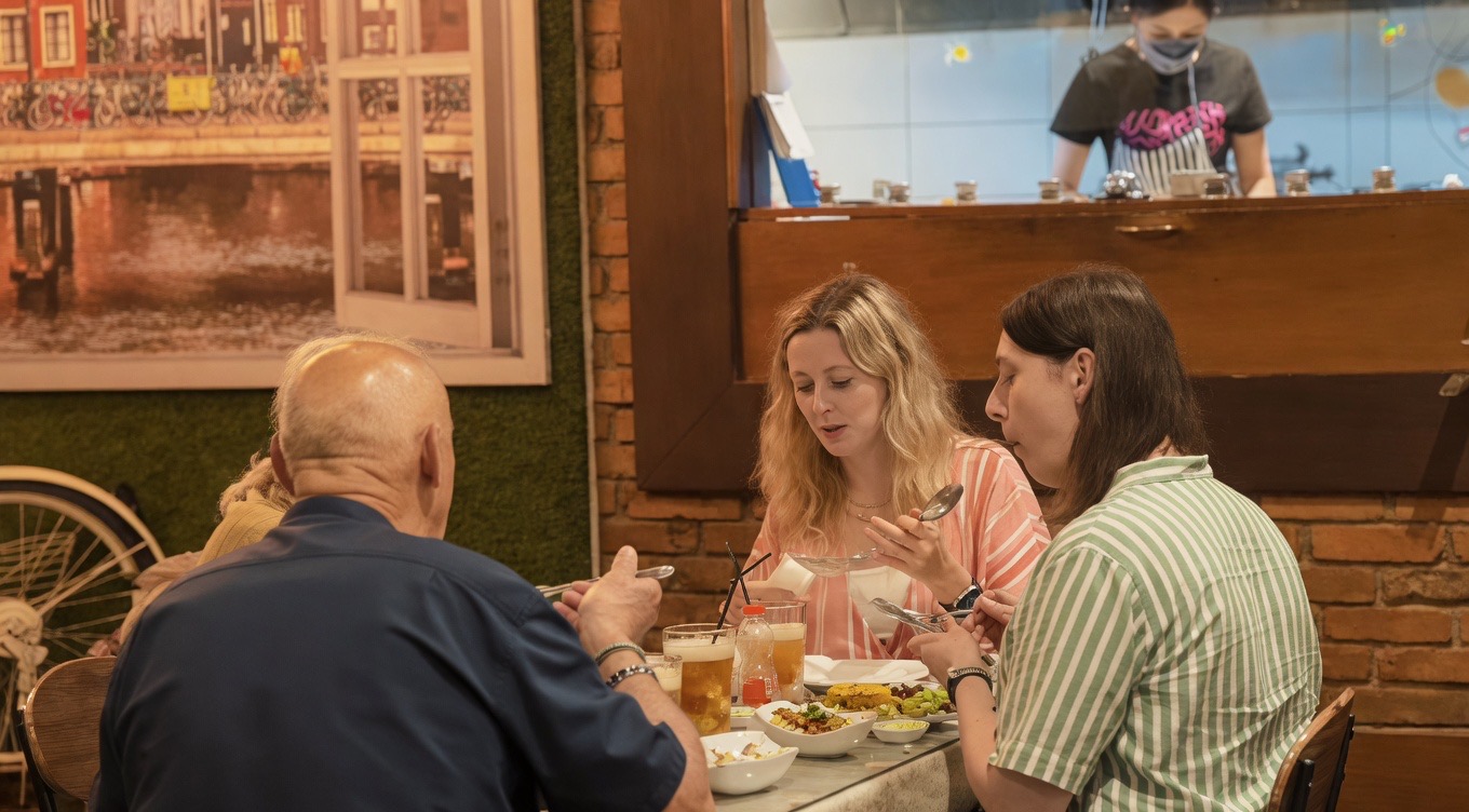 Detail meja dan piring