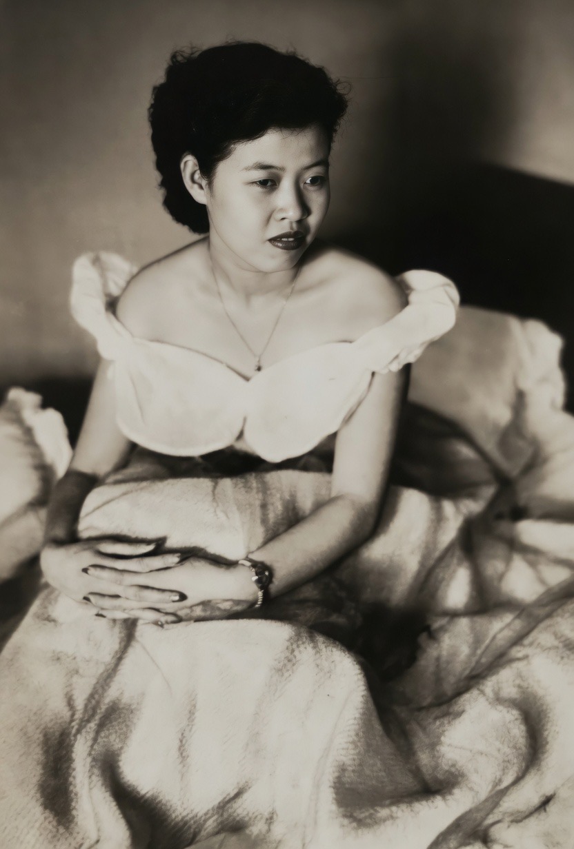 Oma Elsje muda &mdash; potret studio dalam gaun