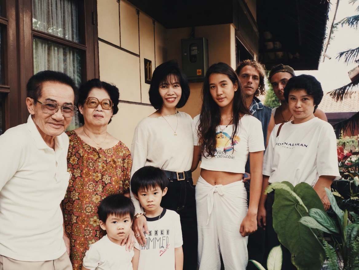 Oma Elsje bersama Kevin kecil di pangkuan