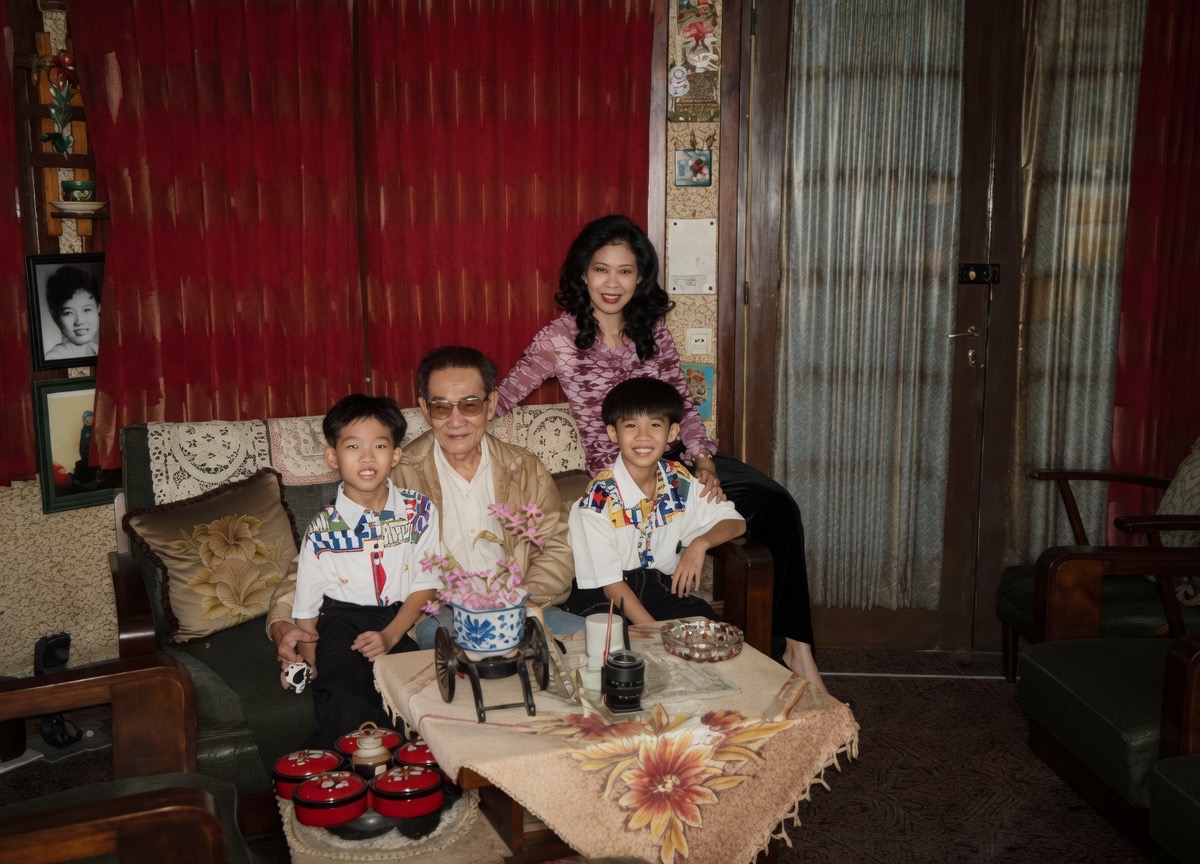 Oma Elsje bersama cucu-cucunya di rumah Jl. Buton