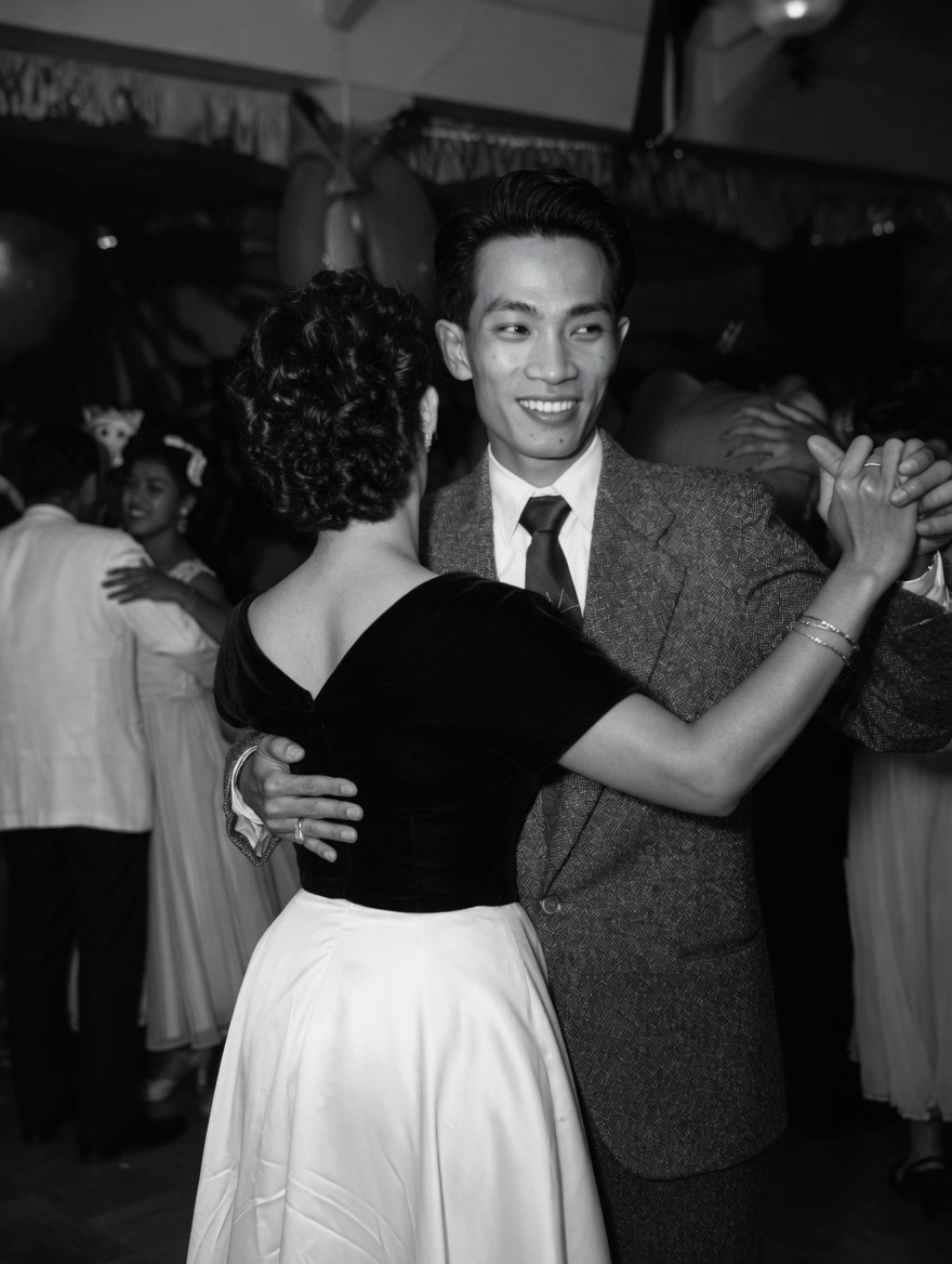 Opa Harry tersenyum, berdansa bersama Oma Elsje
