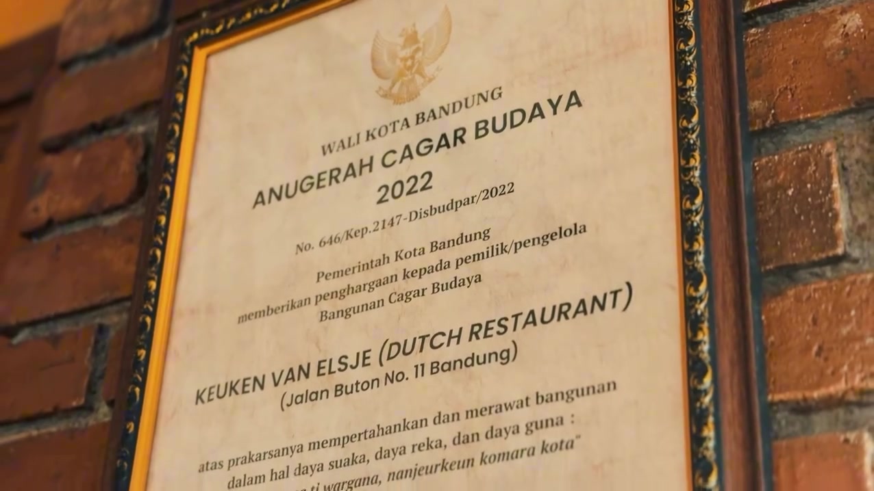 Piagam Anugerah Cagar Budaya 2022 untuk Keuken van Elsje, dalam bingkai di rumah kami.