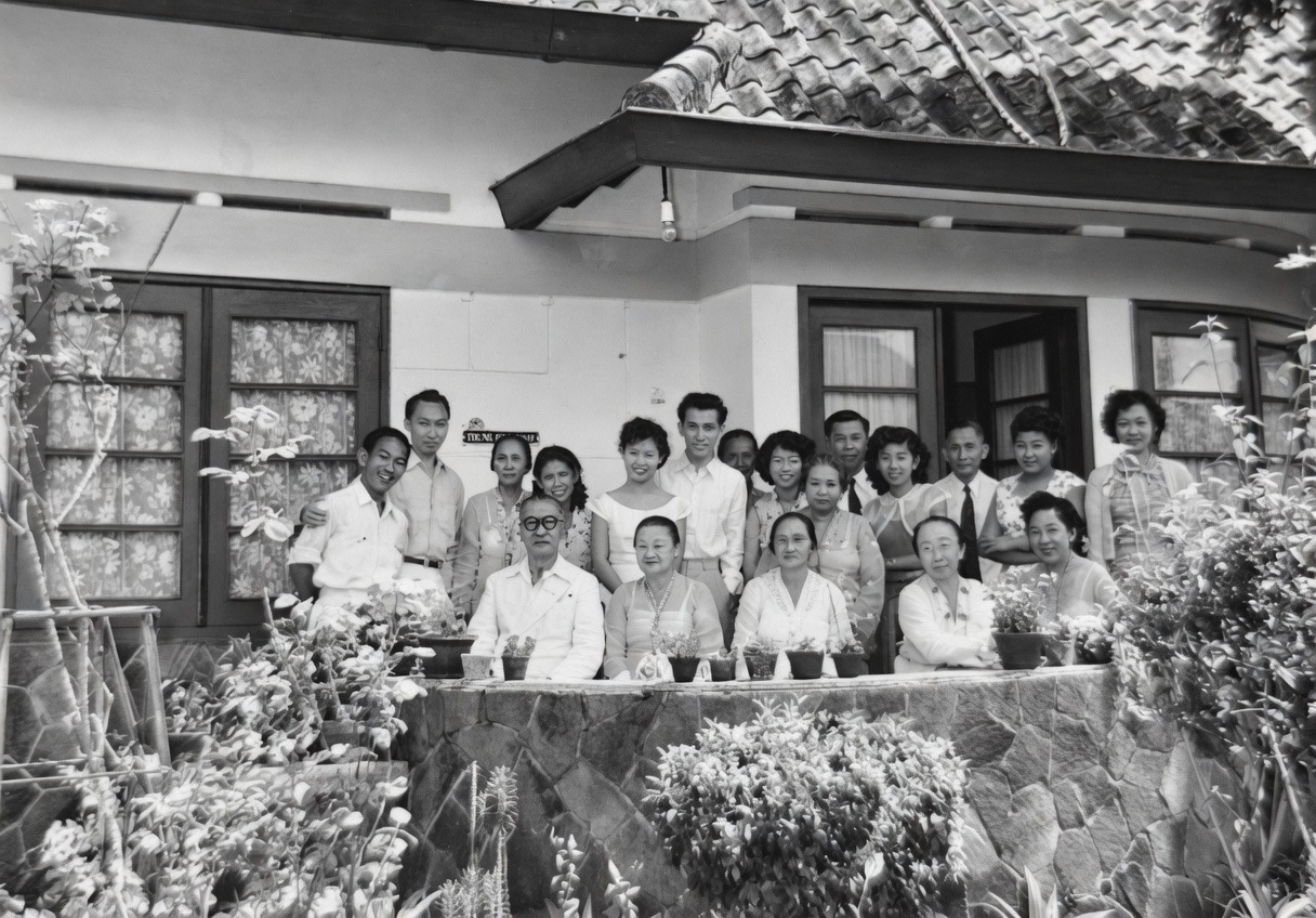 Rumah Jl. Buton No. 11 &mdash; dinding oranye khas Indische Empire